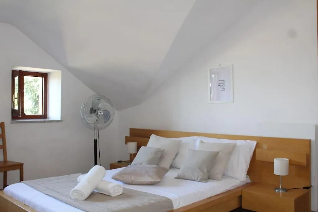 Apartment Spazioso Appartamento Castel di Leva